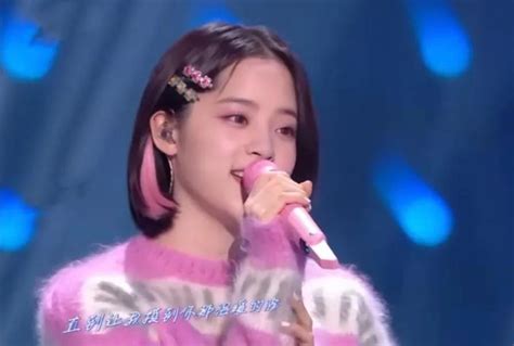  Ouyang Nana'nın Çılgın Konser Partisi: Müzik Dans ve Bir Karışık Şarkı