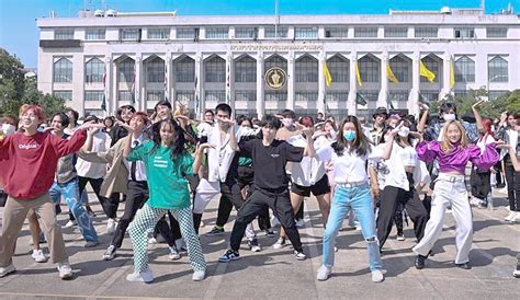 Queen Bee Qri Meets Fans: Unexpected Flashmob Celebration Sparks Viral Frenzy!