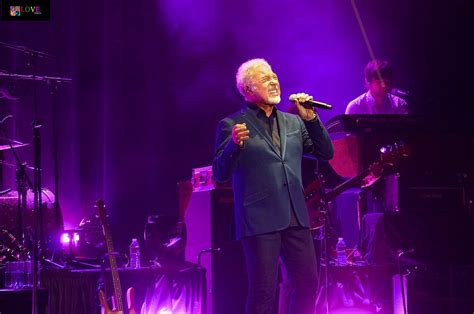  The Taming the Tempest Concert: When Tom Jones Rocked Istanbul with a Storm of Vocals!