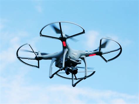 Qu'est-ce qu'un drone? A flying paradox in the age of convenience